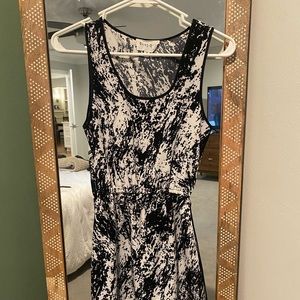 Olive & Oak black and white abstract print dress